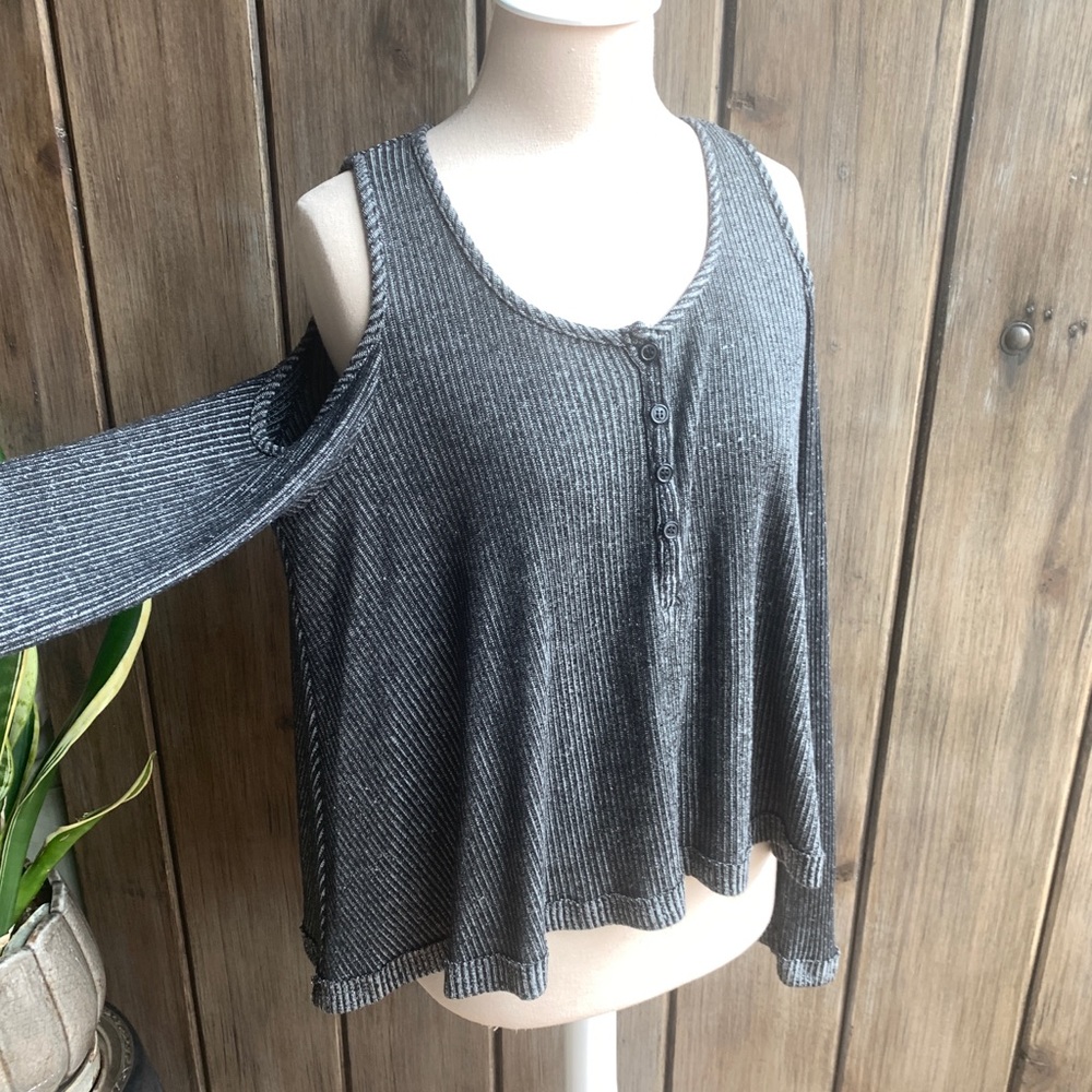 Chelsea Sky • Cold shoulder top